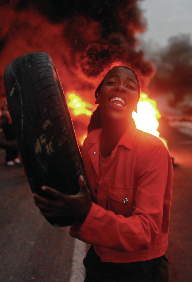 A riot over housing in Mitchells Plain ahead of the South African local government elections, 16 May 2011. (EPA/ Nic Bothma)